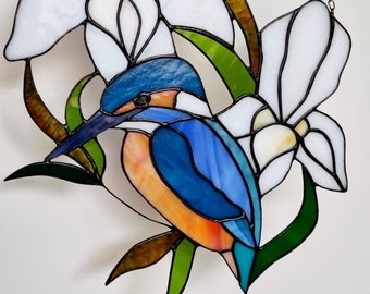 Stained glass suncatcher of Kingfisher,Tiffany panel of bird with lily, Kingfisher glass panel, stained glass birds/ stainedglassart.nl