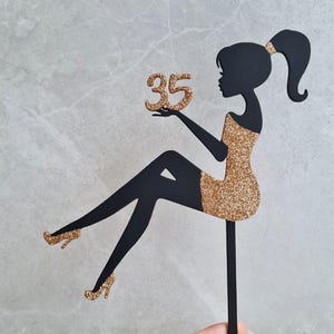 Sitzende Mädchen Silhouette Cake Topper Frau Topper Custom Age Kronprinzessin alles Gute zum Geburtstag Braut Mädchen in Roségold.