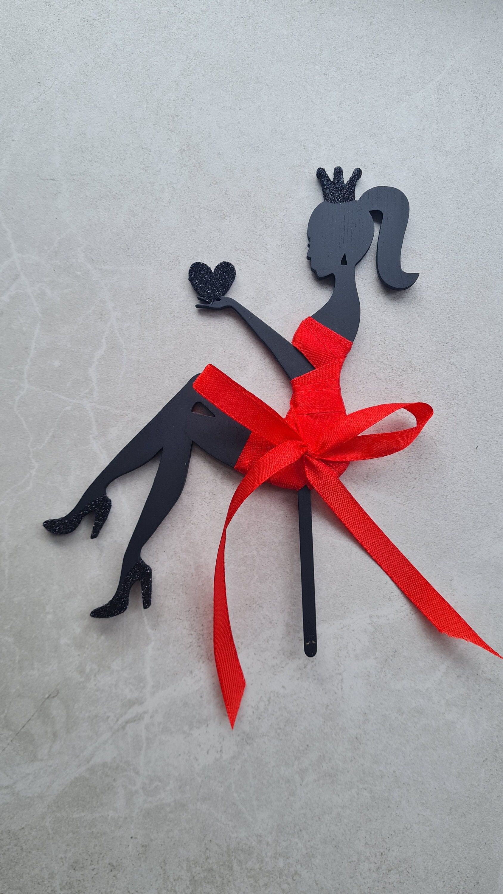 Fascia Compleanno Ragazza 'Birthday Girl' In Rosso E Nero Con Fiori E Impronta Della Mano