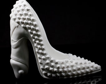 Scultura di scarpa sexy con tacco alto. Fuk-Shu II, tacco alto in silicone platino.