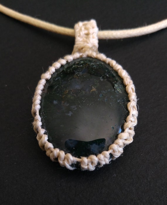 necklace with pendant in agate set with linen thread