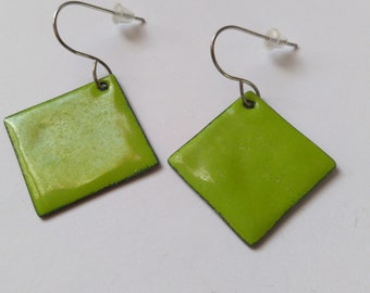 Boucles d'oreilles losange vert en émail véritable