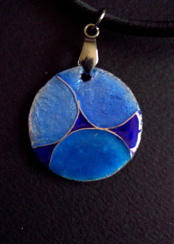 Round pendant with blue geometric figures in real precious enamel