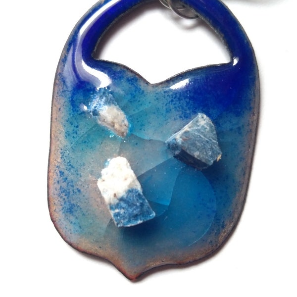 Pendentif collection Origines: eau en émail véritable sur cuivre et lapis lazuli brute