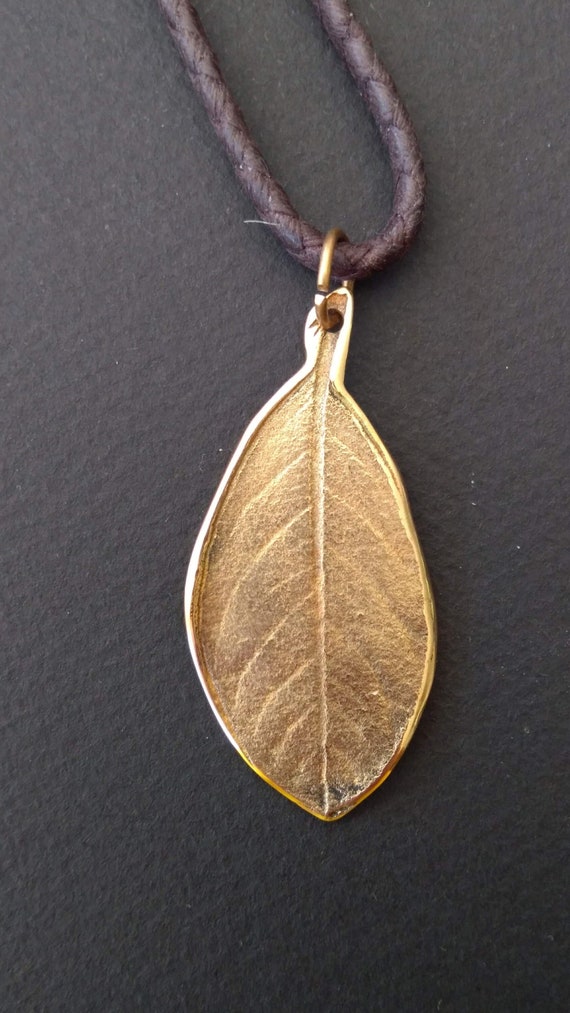 Leaf pendant in gilded bronze