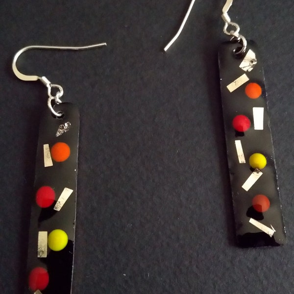 Boucles d'oreilles pendantes rectangulaire en émail véritable noir avec ajout de couleur et de paillons d'argent