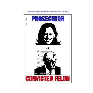 Puede incluir: Una pegatina en blanco y negro con una imagen de estilo ficha policial de una mujer etiquetada como "PROSECUTOR" y un hombre etiquetado como "CONVICTED FELON". El texto "VS" aparece entre las dos imágenes.