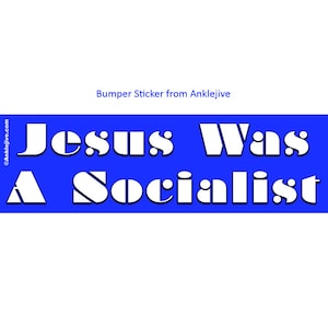 Pode incluir: Um adesivo de pára-choques azul com texto branco que diz "Jesus era um socialista".