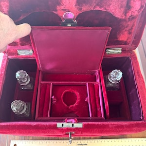 Rara e impresionante caja de viaje victoriana de terciopelo rojo para mujer, para perfumes, joyas y cartas de amor