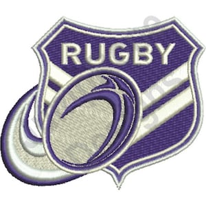 Puede incluir: Un parche bordado en morado y blanco con una pelota de rugby y la palabra "RUGBY" en letras blancas.