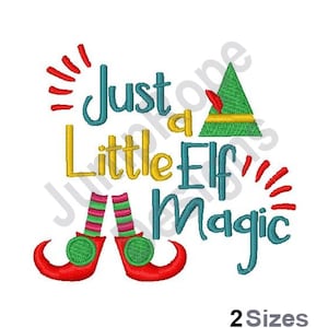 Peut inclure: Motif brodé avec le texte "Just a Little Elf Magic" en bleu, jaune et rouge. Le motif comprend également un chapeau d'elfe vert et des chaussures d'elfe rouges avec des accents verts.