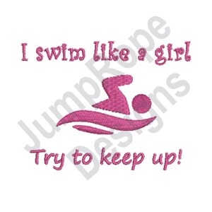 以下が含まれることがあります： ピンクの刺繍デザインで、「I swim like a girl. Try to keep up!」というテキストと、スタイリッシュなスイマーの画像が描かれています。