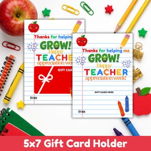 Op de afbeelding: Twee cadeaubonnenhouders met de tekst "Thanks for helping me GROW! Happy TEACHER appreciation week!" en "GIFT CARD HERE". De houders zijn versierd met schoolspullen en een rode appel. De onderkant van de afbeelding luidt "5x7 Gift Card Holder".