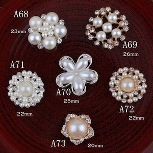 Puede incluir: Surtido de diez adornos de perlas y diamantes de imitación en varias formas y tamaños. Los adornos son en tonos dorados y plateados. Los adornos están etiquetados como A68, A69, A70, A71, A72 y A73. Los adornos tienen un tamaño de 20 mm, 22 mm, 23 mm, 25 mm y 26 mm.