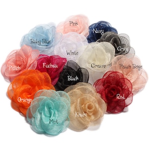 Puede incluir: Surtido de 14 adornos de flores de tela en varios colores, incluyendo rosa, azul marino, azul bebé, gris, blanco, fucsia, crema, melocotón, beige melocotón, negro, rojo, naranja, caqui y menta.