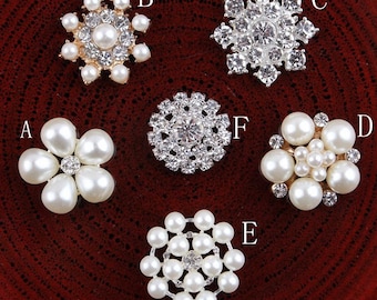Puede incluir: Seis diferentes adornos de perlas y diamantes de imitación para manualidades y elaboración de joyas. Los adornos están dispuestos en círculo sobre un fondo rojo. Los adornos están etiquetados de la A a la F.