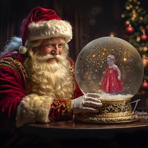 Puede incluir: Santa Claus, con un traje rojo y barba blanca, mira dentro de una bola de nieve con una niña pequeña con un vestido rojo dentro. La bola de nieve está sobre una mesa de madera.