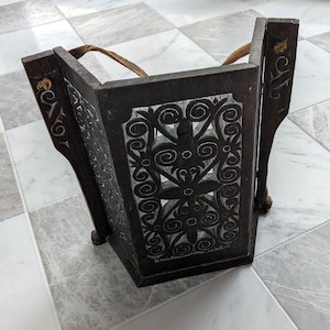 Portabebés vintage tallado a mano de la tribu Dayak de Borneo