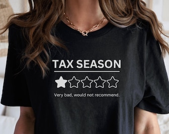 Puede incluir: Camiseta negra con texto blanco que dice "Tax Season" y una calificación de una estrella con la leyenda "Muy malo, no lo recomendaría."