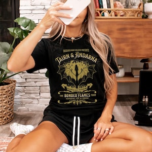 Viertes Flügel Bücherwurm Merch Violet Sorrengail Flügel Anführer Viertes Flügel Hemd Vierter Flügel Tshirt Buch Merch BookTok Merch Viertes Flügel Buch Bild 1