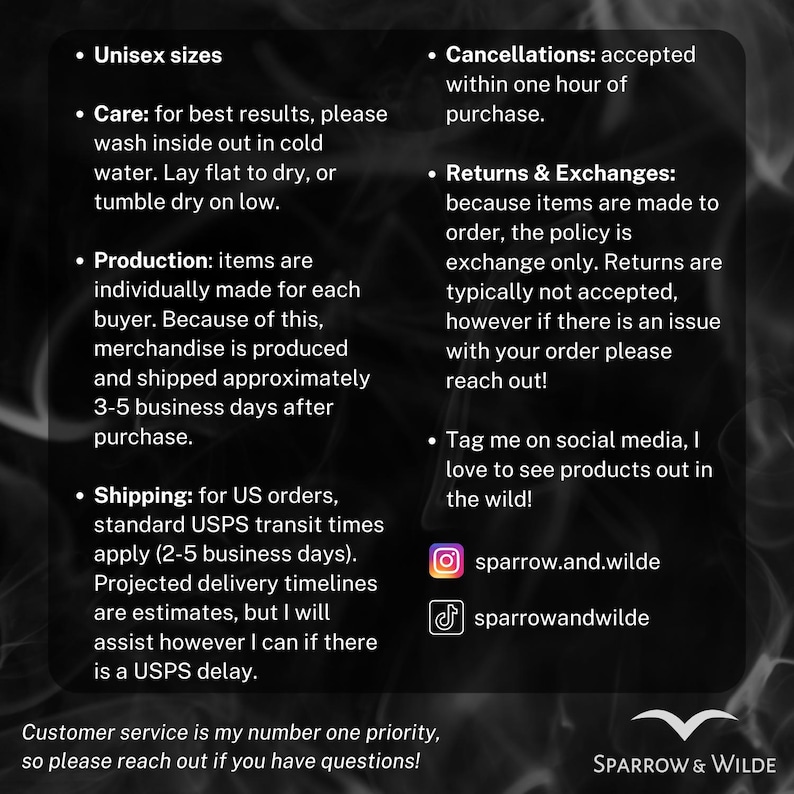 Pode incluir: Um gr&aacute;fico preto com texto branco detalhando os cuidados com o produto, produ&ccedil;&atilde;o e pol&iacute;ticas de devolu&ccedil;&atilde;o. O texto inclui informa&ccedil;&otilde;es sobre tamanhos unissex, instru&ccedil;&otilde;es de lavagem e tempos de envio. Os identificadores de m&iacute;dia social tamb&eacute;m s&atilde;o exibidos.