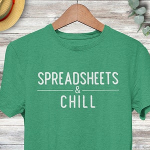 Puede incluir: Una camiseta verde con el texto "SPREADSHEETS & CHILL" en blanco.