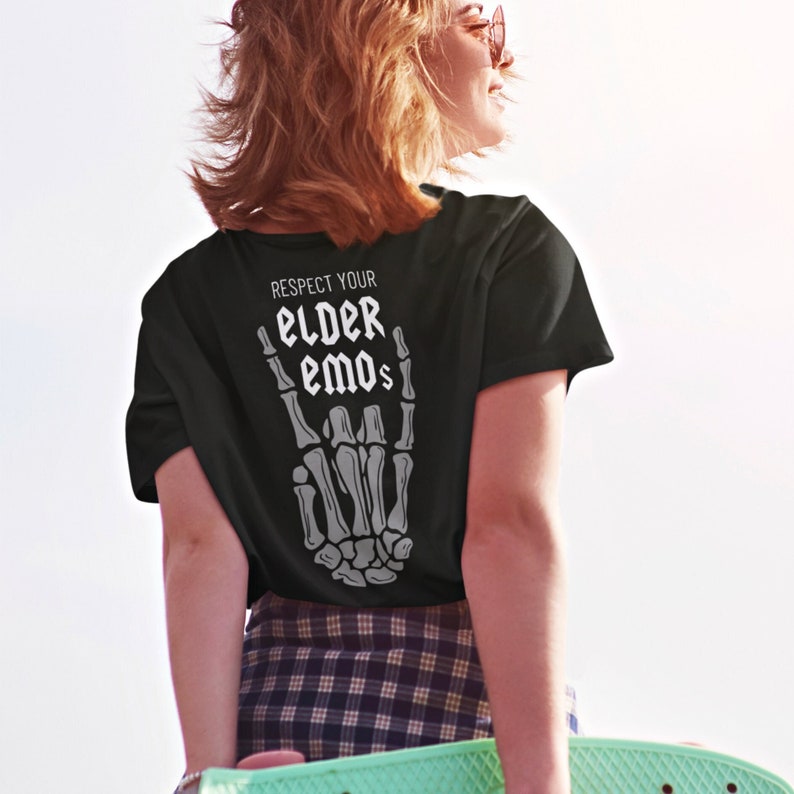 K&ouml;nnte beinhalten: Schwarzes T-Shirt mit einem wei&szlig;en Grafikdruck einer Skeletthand, die das Rock'n'Roll-Zeichen macht. Der Text "Respect Your Elder Emos" ist &uuml;ber der Hand gedruckt.