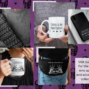 K&ouml;nnte beinhalten: Eine Sammlung von emo-thematischen Kleidungsst&uuml;cken und Accessoires, darunter eine schwarze Bauchtasche mit dem Aufdruck "emo mom", eine wei&szlig;e Tasse mit dem Text "Ich bin nicht wie eine normale Mutter, ich bin eine emo Mutter", eine schwarze Handyh&uuml;lle mit dem Text "Eiskaffee & eine Emo-Playlist" und eine wei&szlig;e Tasse mit dem Text "Kaffee & eine Emo-Playlist".