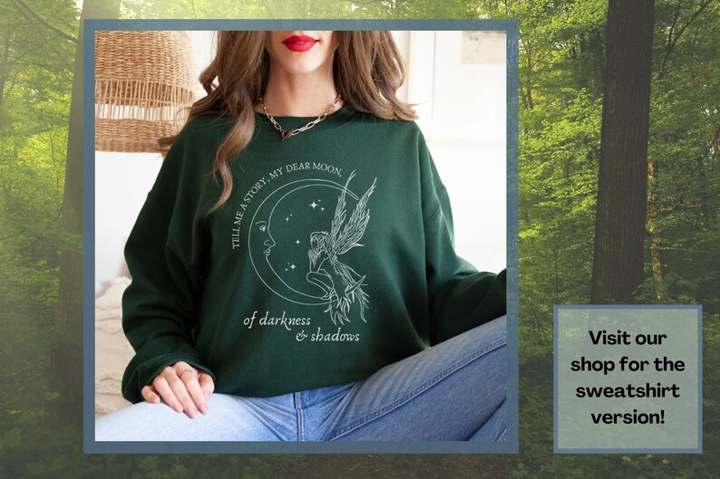Op de afbeelding: Groen sweatshirt met een witte afbeelding van een fee die op een halve maan zit met de tekst "TELL ME A STORY, MY DEAR MOON of darkness & shadows".