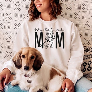 Dachshund Gifts For Her Dachshund Mom Doxie Mama Wiener, Sausage Dog Long Haired Breed Unisex Graphic Sweatshirt White