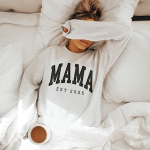 Custom Mama Sweatshirt, Est 2025, Mothers Day Shirt, New Mom To Be, Pregnancy Baby Announcement, Unisex Crewneck Sweatshirt
