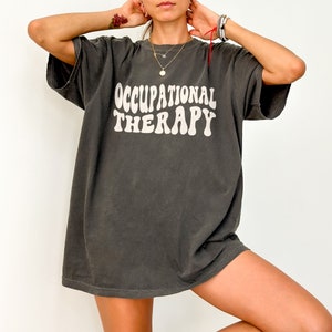 Camiseta retro de terapia ocupacional Comfort Colors®, regalo moderno para terapeutas, terapeutas ocupacionales y compañeros de trabajo. Camiseta unisex teñida.