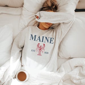 Vintage Maine Lobster Sweatshirt, Retro Beach Aesthetic, Trendy Travel Destination Gift, Vacation Pullover, Unisex Crewneck Sweatshirt