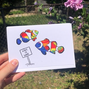 Tarjeta de pez payaso arcoíris para el orgullo LGBTQ, nota de orgullo feliz de pez tropical, tarjeta de salida del armario LGBTQ, tarjeta de pez payaso, tarjeta de orgullo feliz
