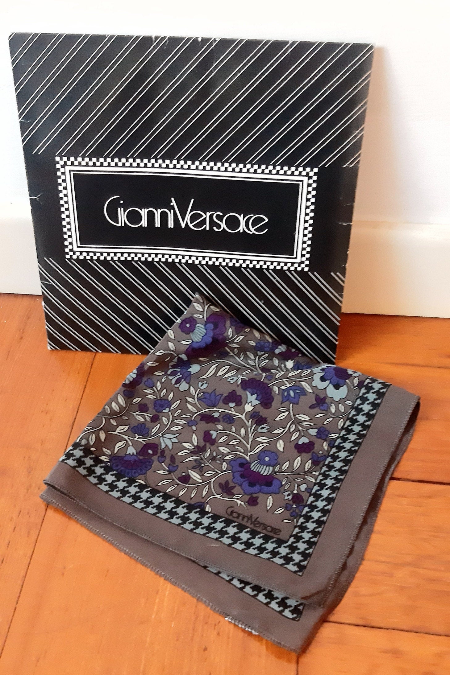スカーフ　ジャンニ・ヴェルサーチ　ビンテージ ヴェルサーチ Gianni Versace 【ヴィンテージ】 スカーフ - メルカリ