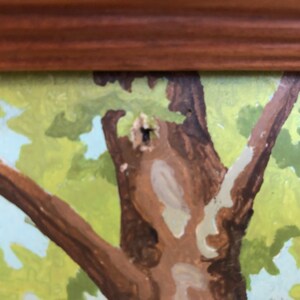 Peut inclure: Un gros plan sur une peinture repr&eacute;sentant un arbre au tronc brun et aux feuilles vertes. L'arbre est peint sur un fond de ciel bleu avec des nuages blancs.