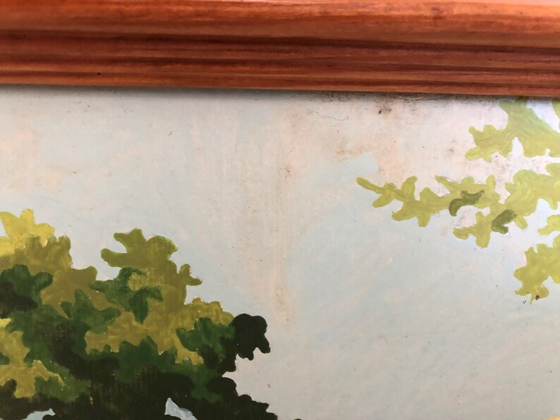 Peut inclure: Un gros plan sur une peinture repr&eacute;sentant un paysage avec des arbres verts et un ciel bleu clair. La peinture est encadr&eacute;e dans un cadre en bois.