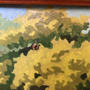 Peut inclure: Un gros plan sur une peinture repr&eacute;sentant une sc&egrave;ne de for&ecirc;t avec un m&eacute;lange de feuillage vert et jaune. La peinture est r&eacute;alis&eacute;e dans un style stylis&eacute;, presque abstrait, avec des feuilles qui apparaissent comme de grandes formes arrondies.