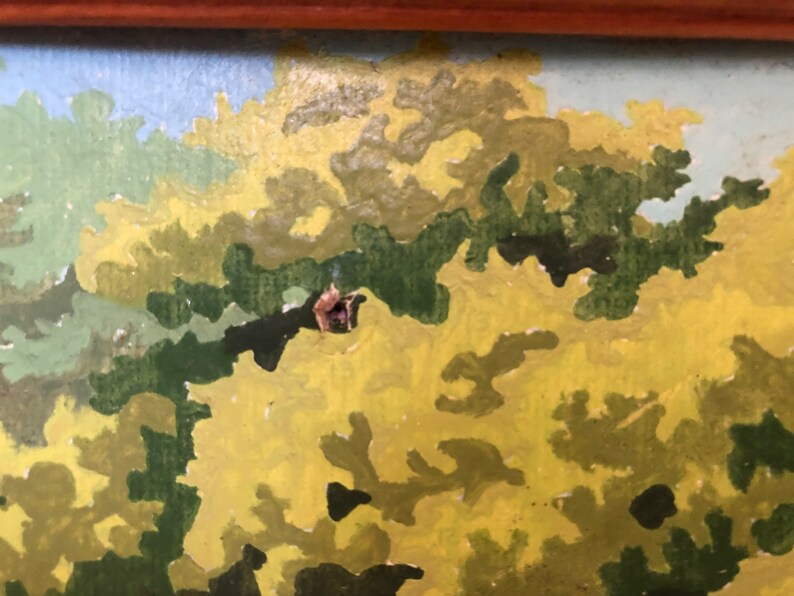 Peut inclure: Un gros plan sur une peinture repr&eacute;sentant une sc&egrave;ne de for&ecirc;t avec un m&eacute;lange de feuillage vert et jaune. La peinture est r&eacute;alis&eacute;e dans un style stylis&eacute;, presque abstrait, avec des feuilles qui apparaissent comme de grandes formes arrondies.