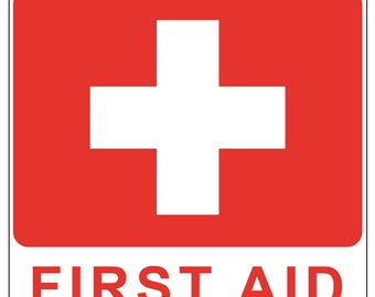 Pode incluir: Uma placa retangular com fundo vermelho e uma cruz branca no centro. As palavras "FIRST AID" são impressas em letras maiúsculas vermelhas e em negrito na parte inferior da placa.