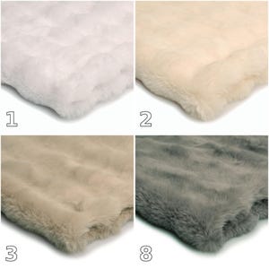 Pode incluir: Uma grade de quatro painéis mostrando amostras de tecido de pele sintética dobradas em cores diferentes. O painel 1 é branco brilhante, o 2 é creme, o 3 é bege claro e o 8 é cinza médio. Cada amostra tem uma superfície macia e texturizada.