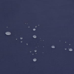 Könnte beinhalten: Nahaufnahme einer marineblauen Oberfläche mit mehreren Wassertropfen. Die Tropfen unterschiedlicher Größe reflektieren das Licht und bilden einen Kontrast zum dunklen Hintergrund.