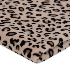 Könnte beinhalten: Ein gefaltetes Stück weicher Stoff mit einem sich wiederholenden Leopardenmuster. Das Textil zeigt eine hellbeige Grundfarbe mit unregelmäßigen schwarzen und braunen Flecken, die über die Oberfläche verteilt sind und eine klassische Tierfelloptik erzeugen.