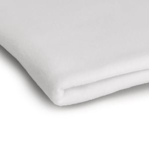 Può includere: Un pezzo piegato di tessuto bianco a tinta unita con una consistenza morbida, opaca e leggermente sfocata. Il materiale è stratificato, mostrando un bordo pulito e un colore bianco coerente e uniforme su tutta la superficie del tessuto.