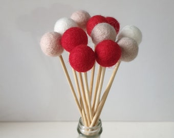 Fleurs de boule de feutre rouge, Accessoire de pépinière, Fleurs de pom pom, Fait à la main, Laine naturelle, Bambou, Décoration de chambre, Décor scandinave, Décoration festive