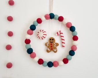 Couronne de Noël suspendue personnalisée - Boule de feutre Pom Pom