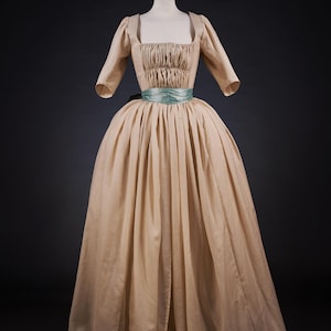 Chemise à la reine, robe en soie, reconstitution d&#39;un costume du XVIIIe siècle