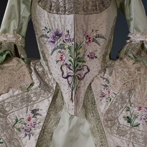 Robe à la française pareée reconstitution de costumes du XVIIIe siècle image 2