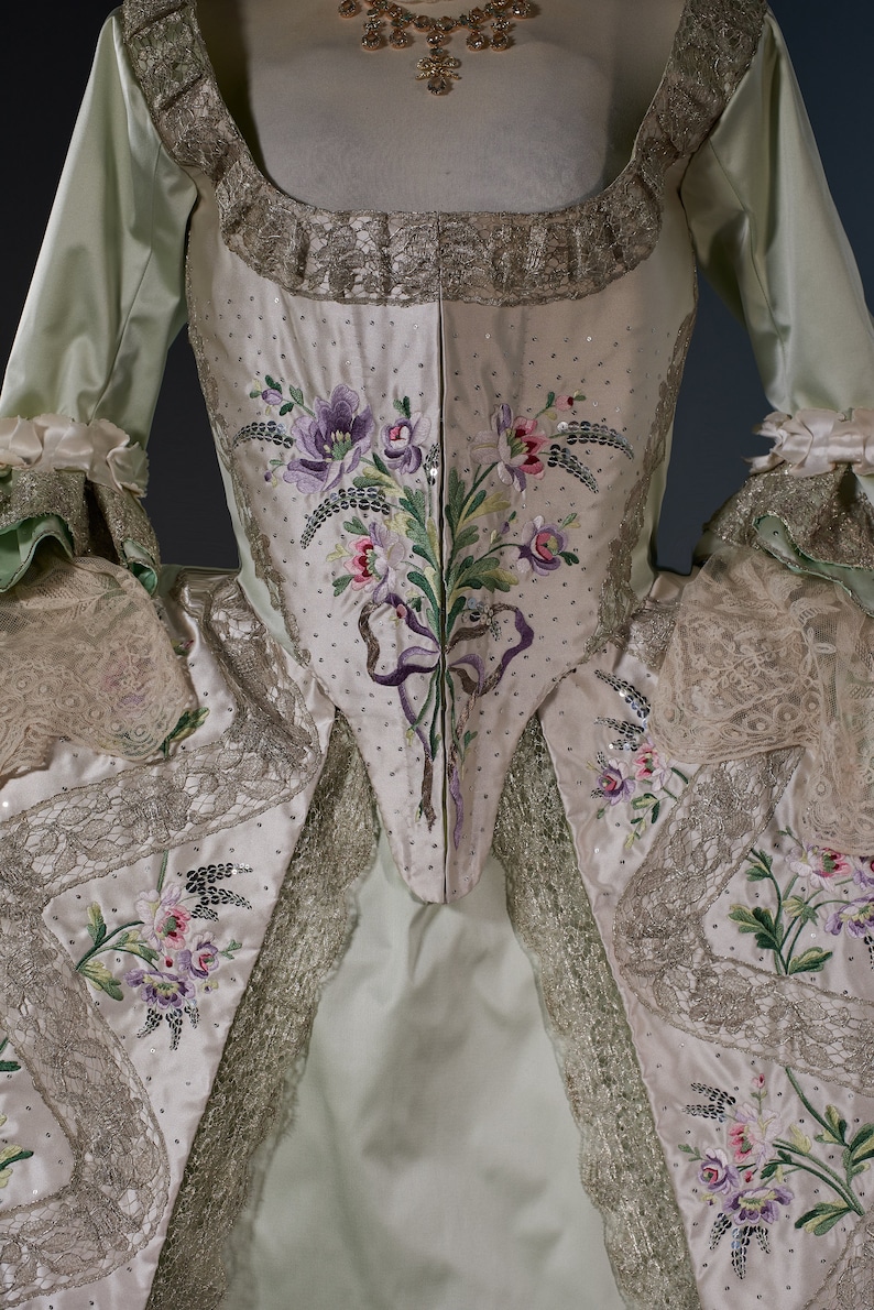 Robe à la française pareée reconstitution de costumes du XVIIIe siècle image 2