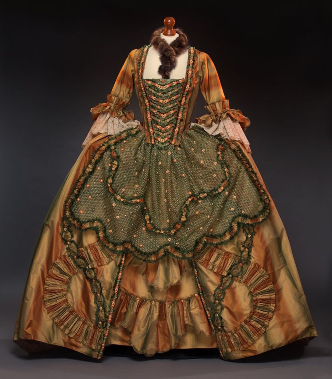 ローブ・ア・ラ・フランセーズ ドレス ワンピース ゴシック Sサイズ程度 1780s-1790sのコレクション｜KCI デジタル・アーカイブス